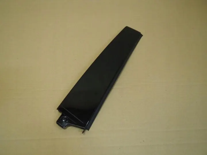 Audi Q3 8U - Listra pilar derecho trasero OEM 8U0839902C image 2
