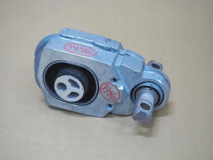 Mercedes EQB 300 - Soporte motor usado A2432403100 image 2