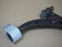 Opel Astra V - Brazo de suspensión delantero derecho 39021473
